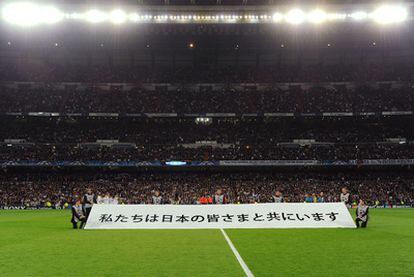 Pancarta desplegada en el Santiago Bernabéu en homenaje a las victimas de la catastrofe de Japón.