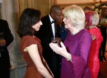 Ottessa Moshfegh y Camila Parker-Bowles, entonces duquesa de Cornualles, en 2016 en Londres.