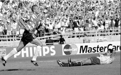 Andrés Escobar (D) en el Mundial de 1994, tras el autogol que le costaría la vida.