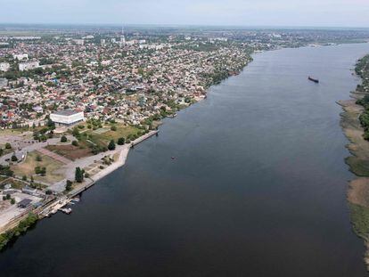 (FILES) This file photo taken on May 20, 2022 shows an aerial view of the city of Kherson, amid the ongoing Russian military action in Ukraine. - Russian Defence Minister Sergei Shoigu on November 9, 2022 ordered Moscow's troops to withdraw from the city of Kherson in southern Ukraine, which Ukrainian forces have been advancing on for weeks. (Photo by Andrey BORODULIN / AFP)