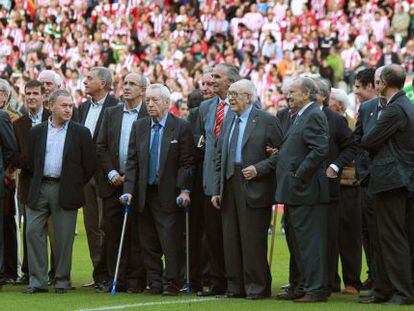 Ex jugadores y entrenadores del Athleticdurante los proleg&oacute;menos del encuentro que servir&aacute; como despedida deSan Mam&eacute;s.