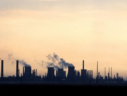 Emisiones de gases contaminantes en una zona industrial en Rumanía.