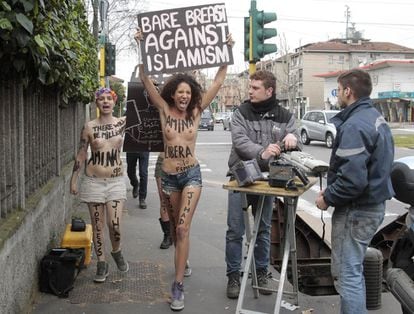Activistas del grupo feminista Femen protestan ante el Consulado de Túnez en Milán, 4 de abril de 2013.