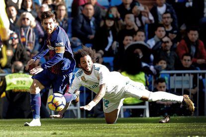 El jugador FC Barcelona Leo Messi pierde la bota ante Marcelo.