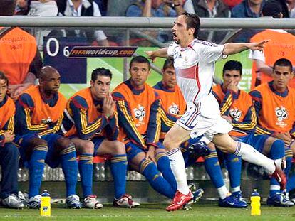 Ribéry celebra su gol, el del empate de Francia, ante la mirada de los suplentes de España.