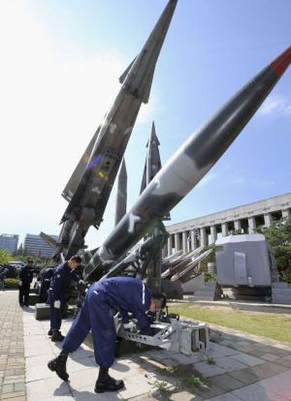 Varios soldados reparan maquetas de misiles expuestas en Seúl (Corea del Sur).