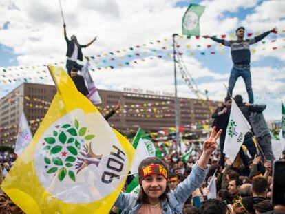 Seguidores del Partido Democrático de los Pueblos (HDP) durante un acto de campaña en Estambul el pasado 24 de marzo.