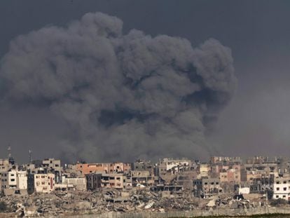 Edificios destrozados tras un ataque israelí en Gaza, en una imagen tomada desde el sur de Israel, cerca de la frontera con la Franja, el martes.