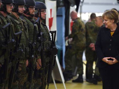 Angela Merkel, en una inspección del Ejército alemán a finales de 2015.