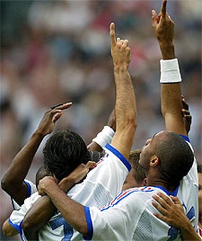 Henry y sus compañeros de Francia dedican a Foé, ayer, su primer gol.