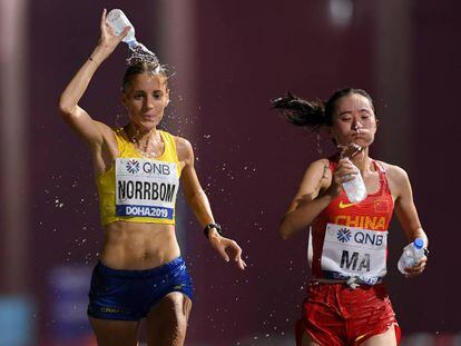 Cecilia Norrbom (I) y Yugui Ma en el maratón del Mundial de Doha.