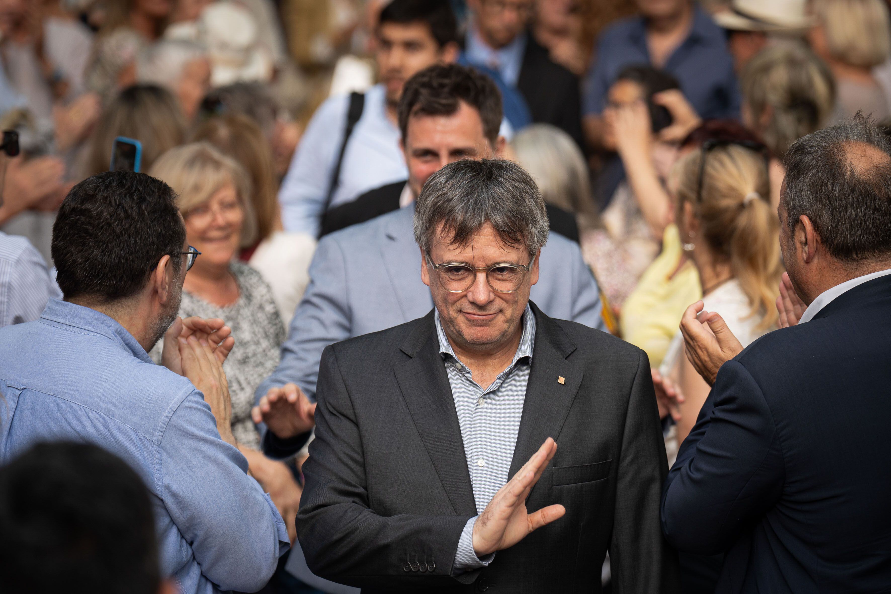 GRAF6761. COLLIURE (FRANCIA), 07/06/2024.- El ex presidente de la Generalitat Carles Puigdemont durante un acto de campaña de JxCat en Colliure (Francia), este viernes. El cabeza de lista de JxCat a las elecciones europeas, Toni Comín, ha emplazado este viernes a los comunes a que "no repitan en la Mesa del Parlament" la votación "del Ayuntamiento de Barcelona" que hizo alcalde de la capital catalana al socialista Jaume Collboni con la colaboración del PP. EFE/ David Borrat
