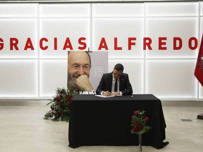Pedro Sánchez firma en el libro de condolencias por la muerte de Alfredo Pérez Rubalcaba en la sede de Ferraz.
