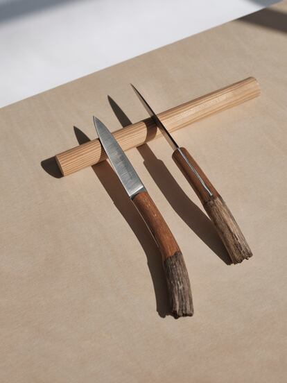 El set de dos cuchillos de mesa diseñados por Curro Claret, a base de fragmentos de una silla abandonada. |