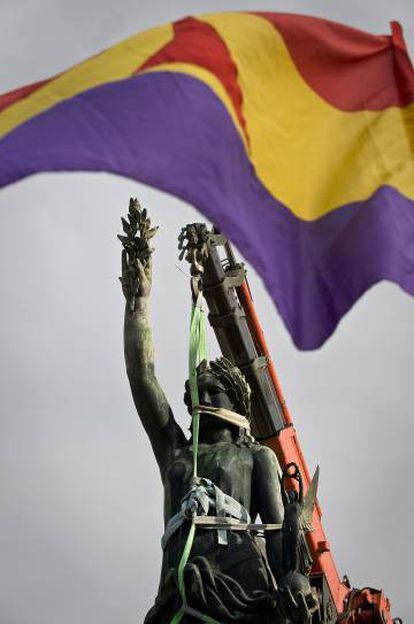 Retirada de l'estàtua de la Victòria de Franco a la plaça de Joan Carles I de Barcelona, el gener del 2011.