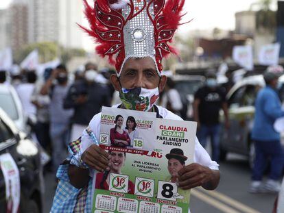 Un simpatizante de la candidata presidencial Verónika Mendoza del partido Juntos por Perú sostiene un calendario con su foto durante un evento de campaña en Lima, el 6 de abril de 2021.