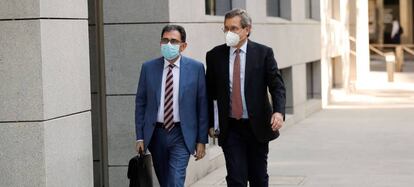 A la derecha, el ex consejero delegado del grupo Dia, Ricardo Currás, a su llegada a la Audiencia Nacional, en una imagen de archivo.