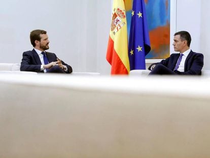 El presidente del Gobierno en funciones, Pedro Sánchez, y el líder del PP, Pablo Casado, este miércoles en Moncloa.