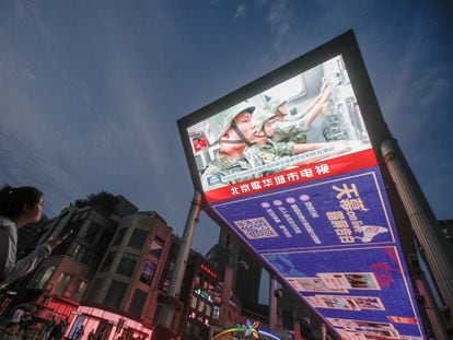 Una pantalla en una calle de Pekín muestra la noticia sobre las maniobras militares que China ha realizado este sábado en los alrededores de Taiwán.