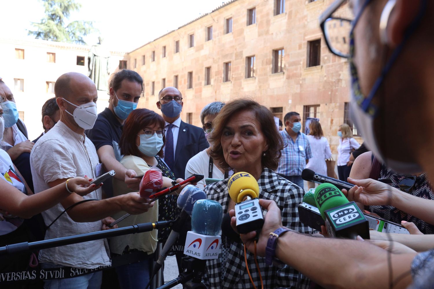 La vicepresidenta primera del Gobierno, Carmen Calvo hace unas declaraciones antes de presentar un Manuel de Derecho Constitucional con perspectiva de género en la Universidad de Salamanca este jueves.