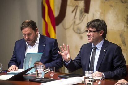 El vicepresident Oriol Junqueras i el president Carles Puigdemont, aquest dimarts durant la reunió setmanal del Govern.