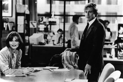 Michelle Pfeiffer y Robert Redford, en una escena de "Íntimo y personal" , dirigida por Jon Avnet en 1996.