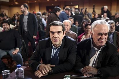 Alexis Tsipras, junto al viceprimer ministro griego, Giannis Dragasakis, justo antes de dirigirse a Syriza, el 28 de febrero de 2015.