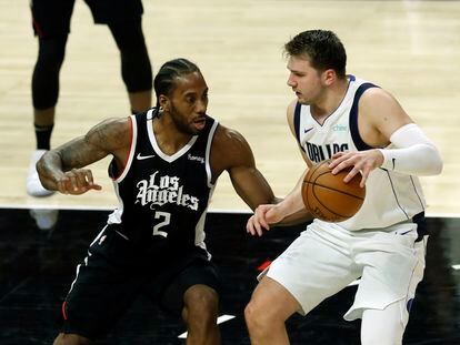 El esloveno Luka Doncic (derecha) disputa una acción, defendido por el jugador de LA Clippers Kawhi Leonard, en el séptimo partido de los playoffs entre Dallas Mavericks y Los Angeles Clippers el pasado 6 de junio en el Staples Center, en Los Angeles.