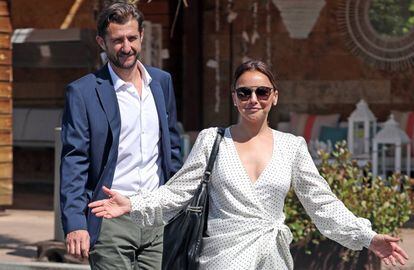 Chenoa y Miguel Sánchez Encinas ayer en un centro comercial de Madrid.