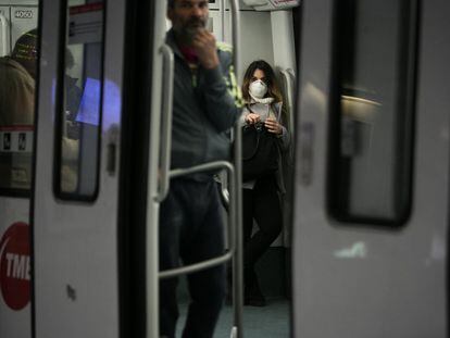 Interior de un vagón del metro de la Línea 1 de Barcelona, en plena hora punta.