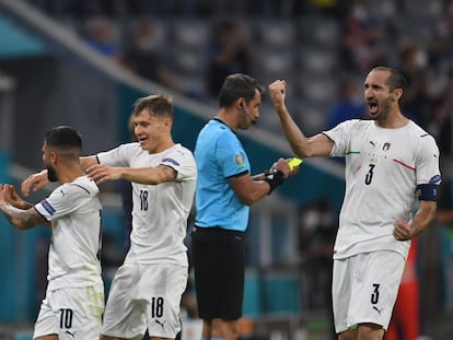 Los jugadores italianos celebran la victoria tras el pitido final de su partido de cuartos contra Bélgica.