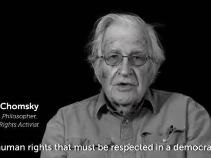 Noam Chomsky, en un momento del vídeo.