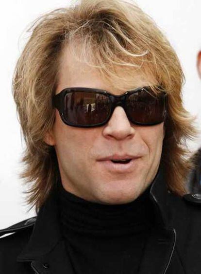 Jon Bon Jovi está de vuelta de todo después de más de 23 años dedicándose a la música. Tanto es así, que el cantante de Bon Jovi asegura tajantemente que le importa "una mierda" si cuelga el cartel de &#39;No hay entradas&#39; en los conciertos que tiene programados o no, porque es "a lo que me dedico". "Es sólo un trabajo y me pagan bien por hacerlo", asegura el cantante, que, después de haber vendido más de 130 millones de discos en todo el mundo con su banda, prefiere dedicarse a su mujer, sus hijos y su casa.