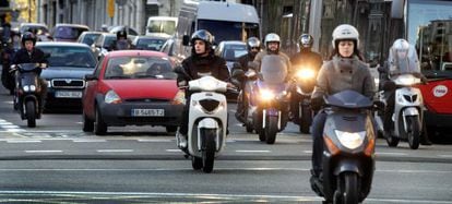 Tráfico en una calle de Barcelona