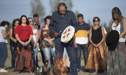El líder espiritual sioux y activista medioambiental, Lee Plenty Wolf, durante un ritual religioso para bendecir Doñana.