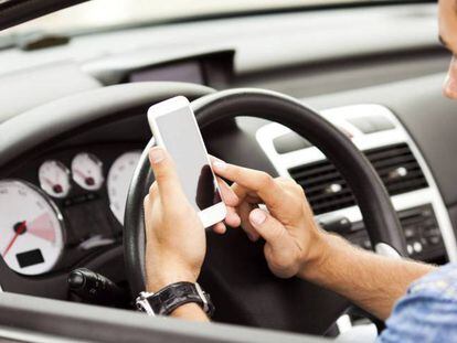 Un conductor usa el teléfono móvil al volante, en una imagen de archivo.