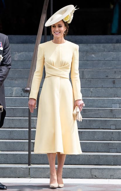 Para celebrar el jubileo de la reina Isabel II la duquesa de Cambridge escogió este vestido amarillo claro de Emilia Wickstead que combinó con sombrero de Philip Treacy. El resultado es un look impecable al que no se le puede poner ninguna pega.