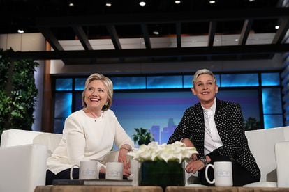 Ellen DeGeneres y Hillary Clinton, en una de sus visitas al programa.