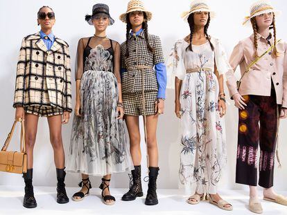 Todas las modelos de Dior desfilaron con zapatos planos.