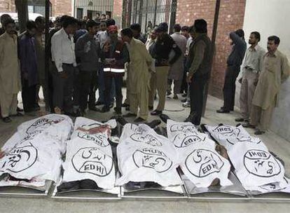 Los cuerpos de cinco de los ocho paquistaníes asesinados ayer yacen en un hospital de Lahore.