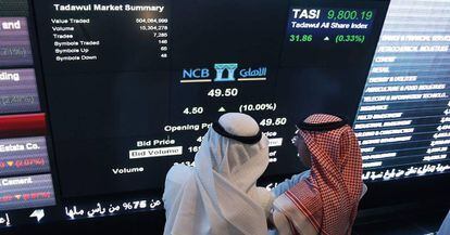 Inversores observan un panel de cotizaciones en una entidad financiera en Riad, en una imagen de archivo.