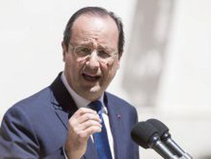 El presidente Francois Hollande atiende a los medios tras un encuentro informal con varios l&iacute;deres europeos en el Hotel de Marigny in Par&iacute;s.