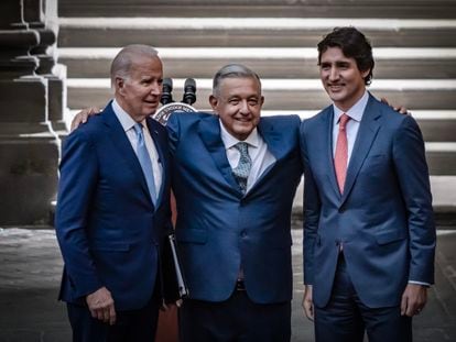 Los presidentes de EE UU, Joe Biden, y México, Andrés Manuel López Obrador, y el primer ministro de Canadá, Justin Trudeau, en su comparecencia ante los medios informativos al término de la Cumbre de América del Norte, el martes en Ciudad de México.