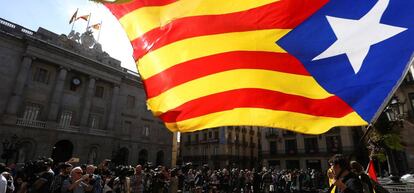 Ambiente ante el Palau de la Generalitat, en el primer día laborable tras la puesta en marcha del artículo 155