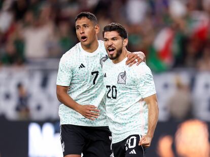 Luis Romo y Henry Martín celebran el primer gol de México frente a Haití en la Copa Oro.