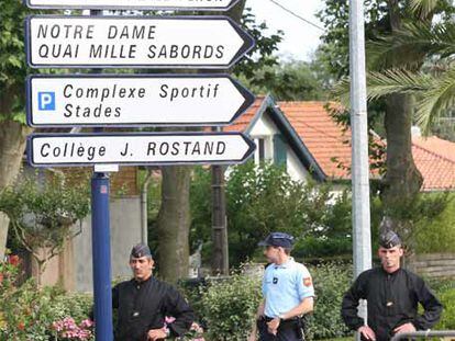 Agentes franceses custodian la zona de la reconstrucción.