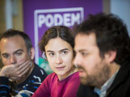 En el centro, Gemma Ubasart, secretaria general de Podem.