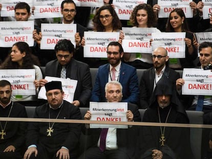 Activistas y clérigos armenios en el Parlamento alemán.