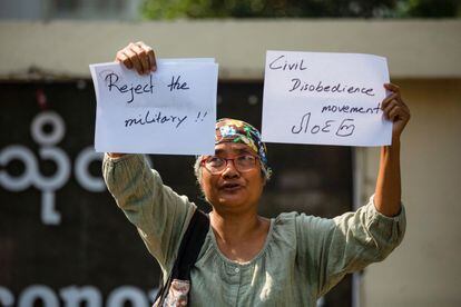 Un manifestante muestra un cartel en una protesta contra la junta militar birmana el viernes en Yangón (Myanmar).
