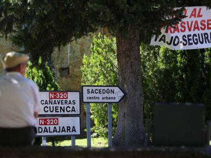 Saced&oacute;n, a 85 kil&oacute;metros de Cuenca y gobernado por el PSOE, se ha llenado de carteles en contra del trasvase.
